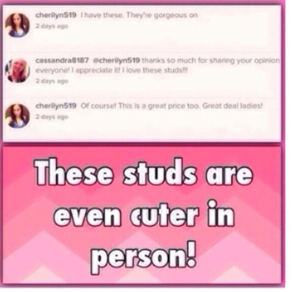 White Flower Studs ✨LAST PAIR✨ - Picture 4 of 4